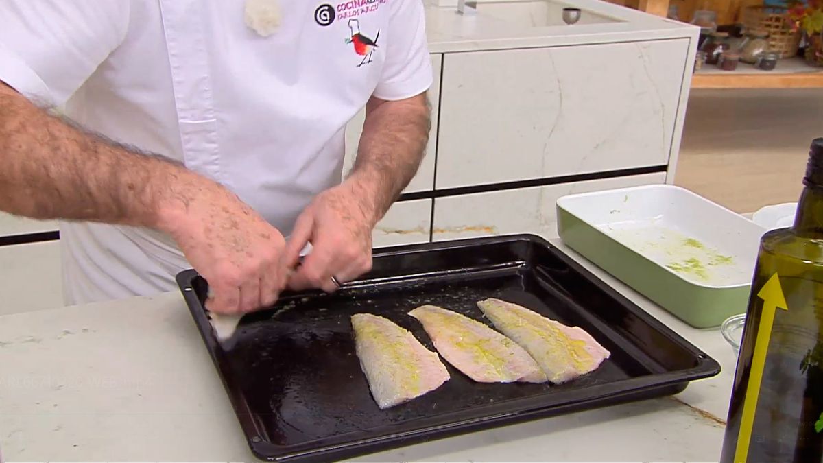 KARL66710320 lubina a la pimienta verde receta karlos arguinano paso3