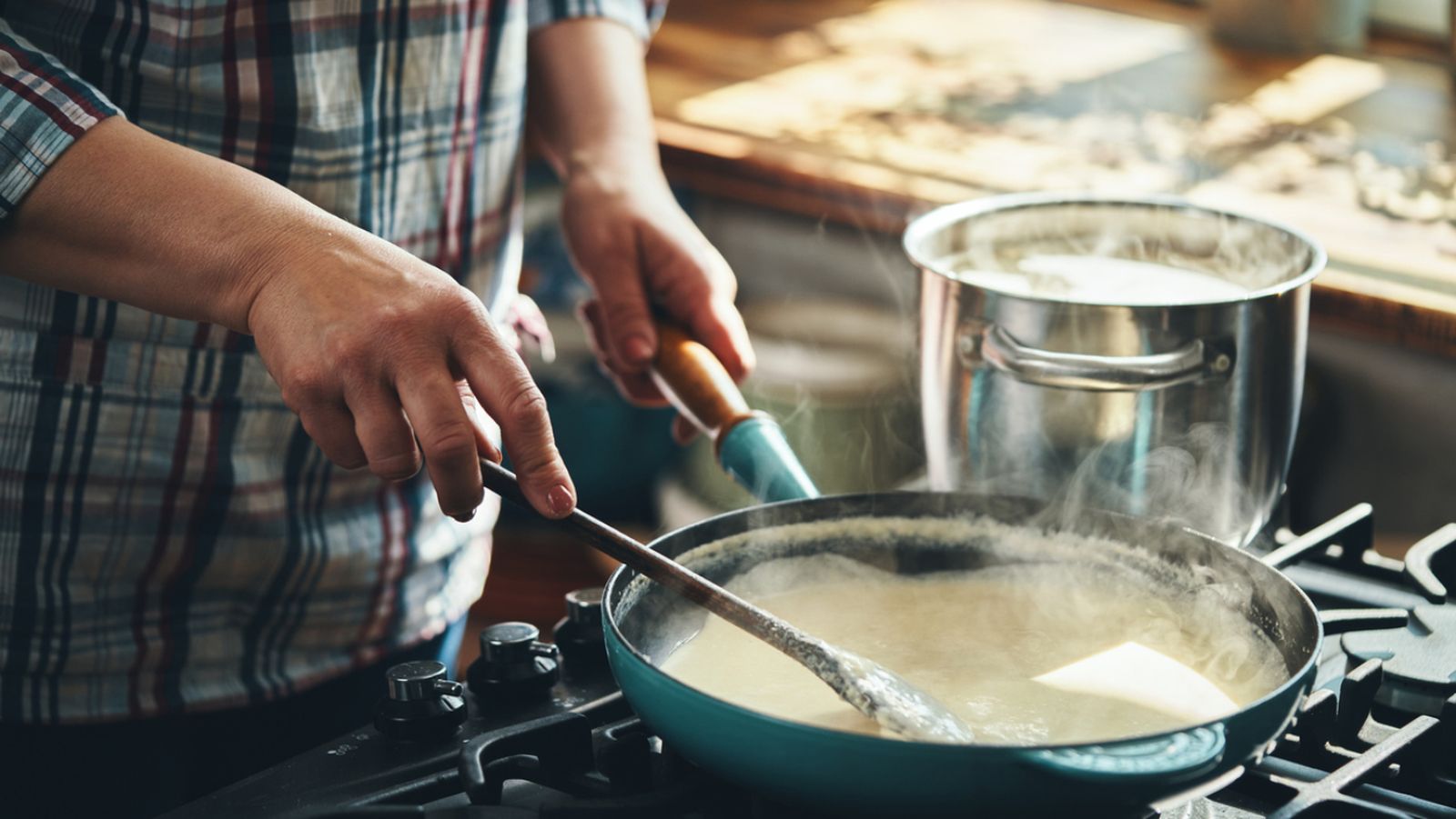 Remover con paciencia es clave para espesar una bechamel demasiado líquida sin grumos.