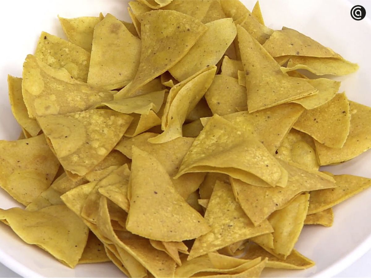 Fríe las tortillas de maíz para hacer los totopos