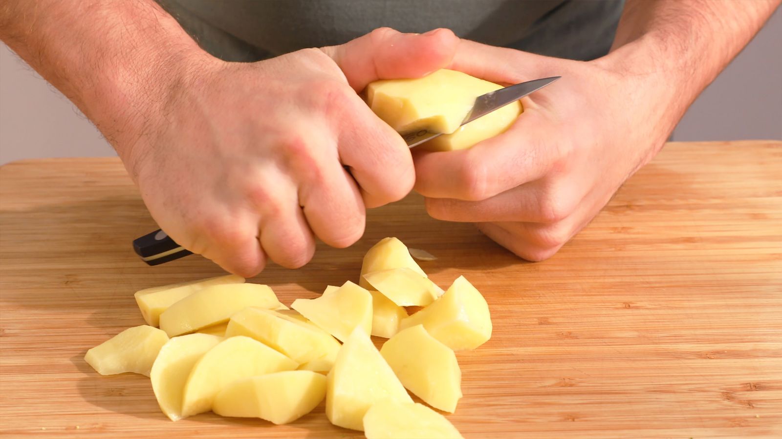 Pela y corta las patatas en trozos, un paso esencial para lograr una textura suave en la crema de brócol | Fotos: Cocinatis Pela y corta las patatas en trozos, un paso esencial para lograr una textura suave en la crema de brócol | Fotos: Cocinatis