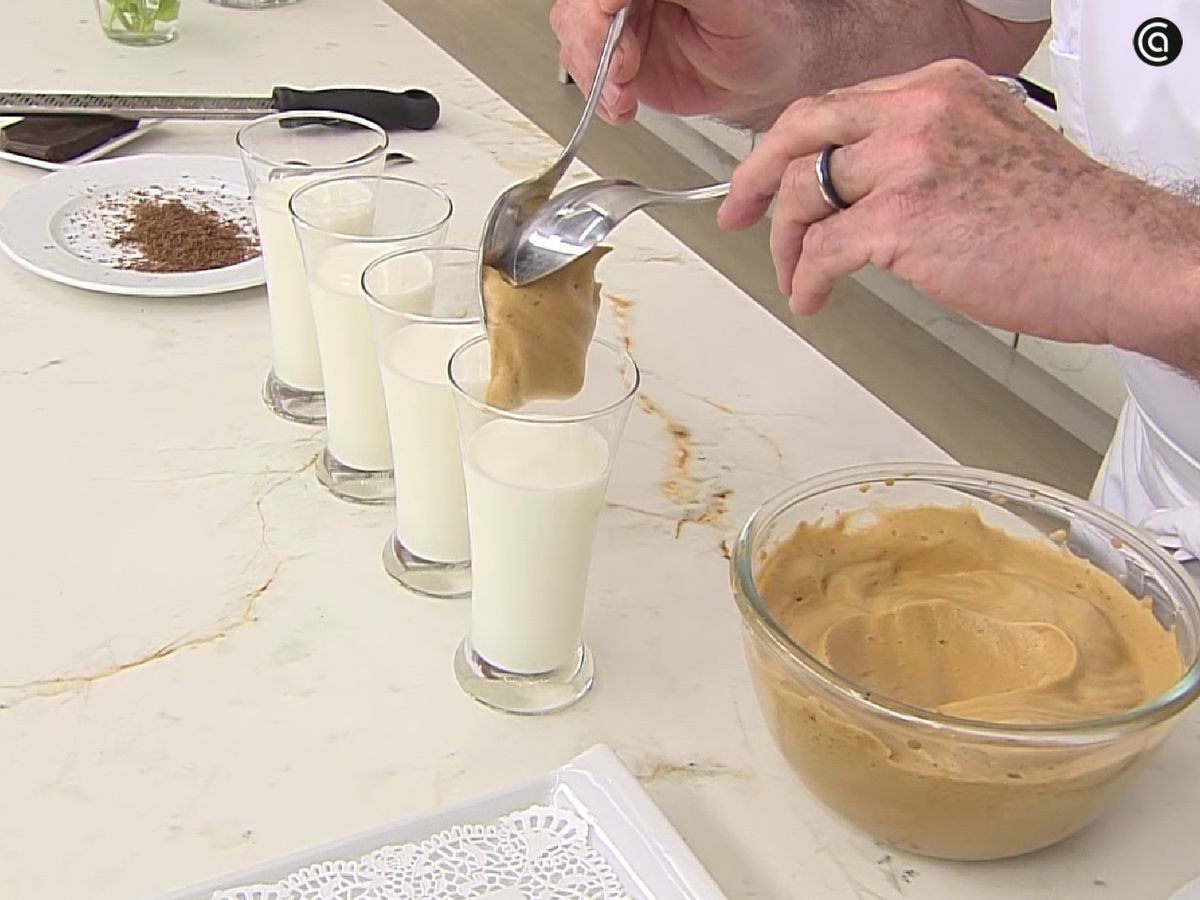 Incorpora el café montado en un vaso de leche fría, tibia o caliente, a tu gusto