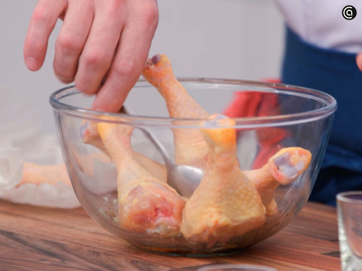 Impregna los muslos de pollo con la marinada