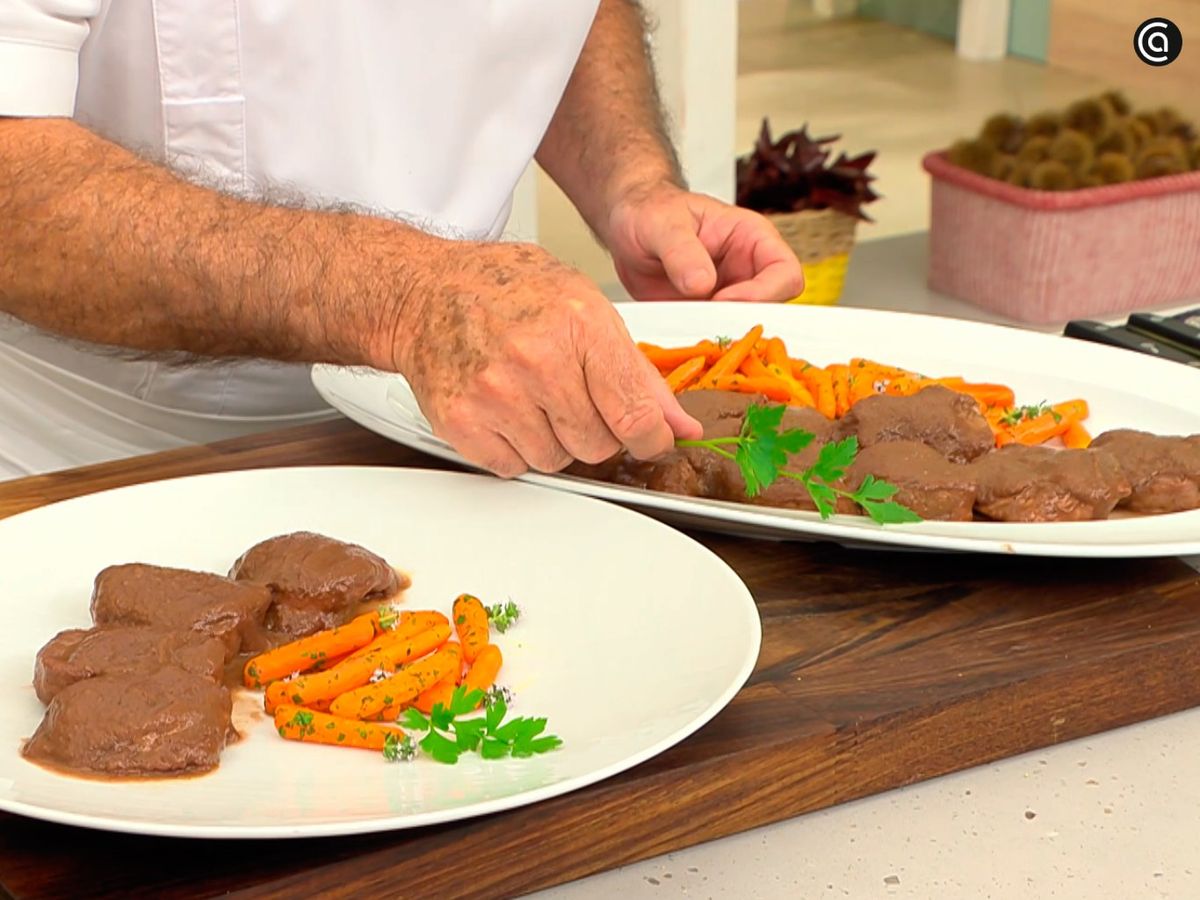 Decora el solomillo de cerdo al Oporto con zanahorias con una hoja de perejil