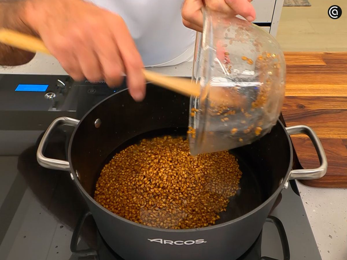 Cocina el trigo y mézclalo con curry y cayena