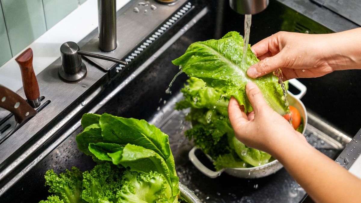 Lavar las hojas separadas de la lechuga
