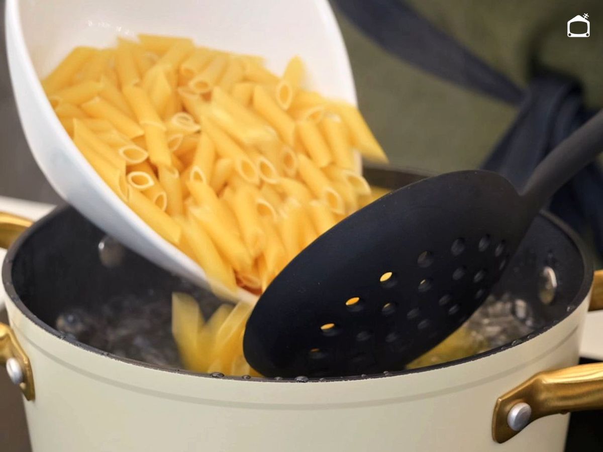 Cocer los macarrones para hacerlos a la carbonara