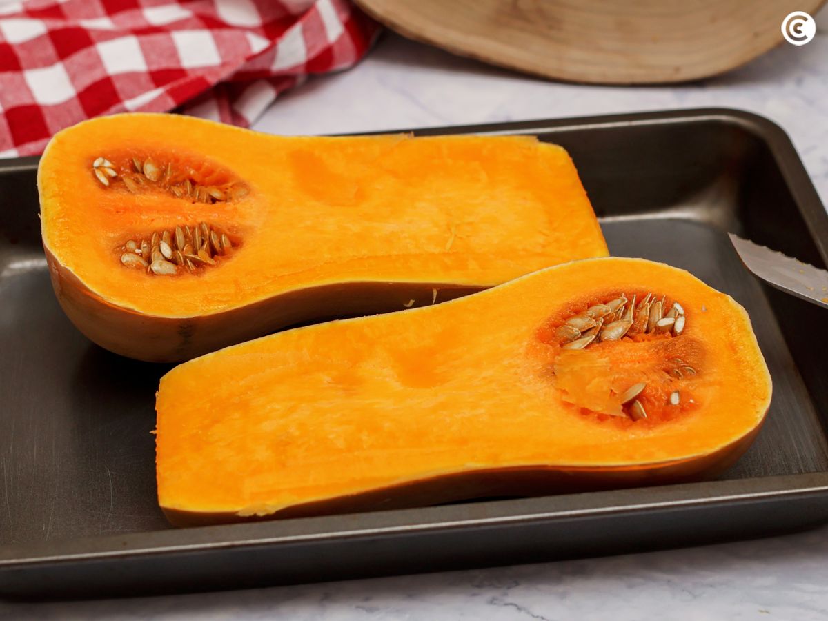 Corta la calabaza a la mitad