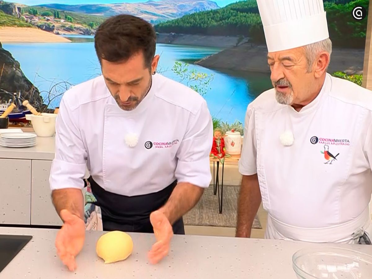 Incorpora la mantequilla, amasa hasta formar una bola y deja reposar