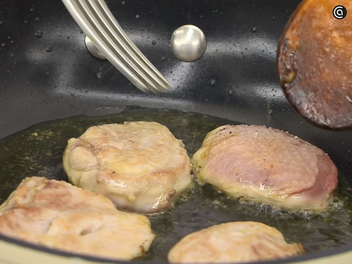 Cocina las pechugas de las codornices en una sartén