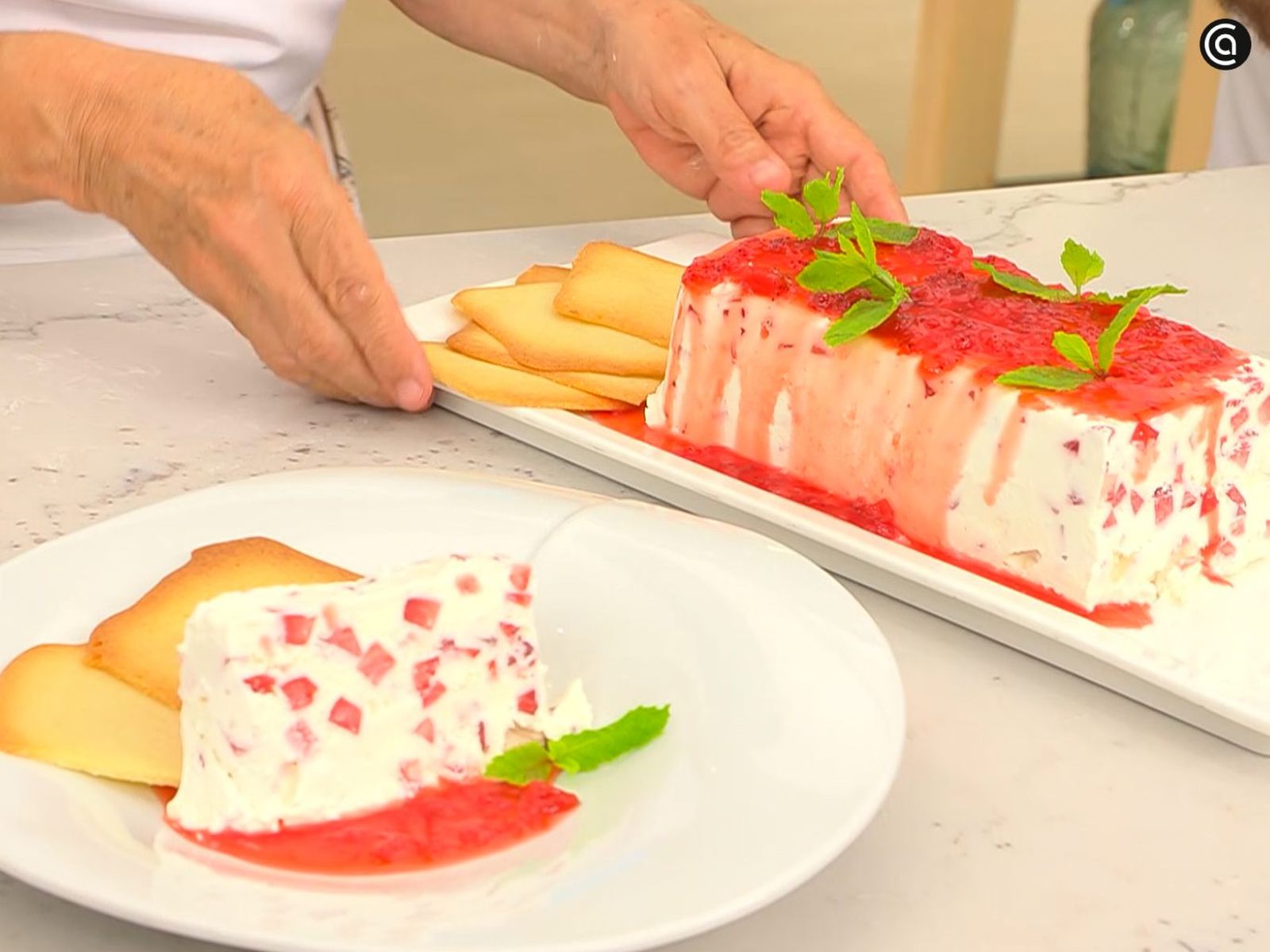 Acompaña con las galletas y la salsa de fresas