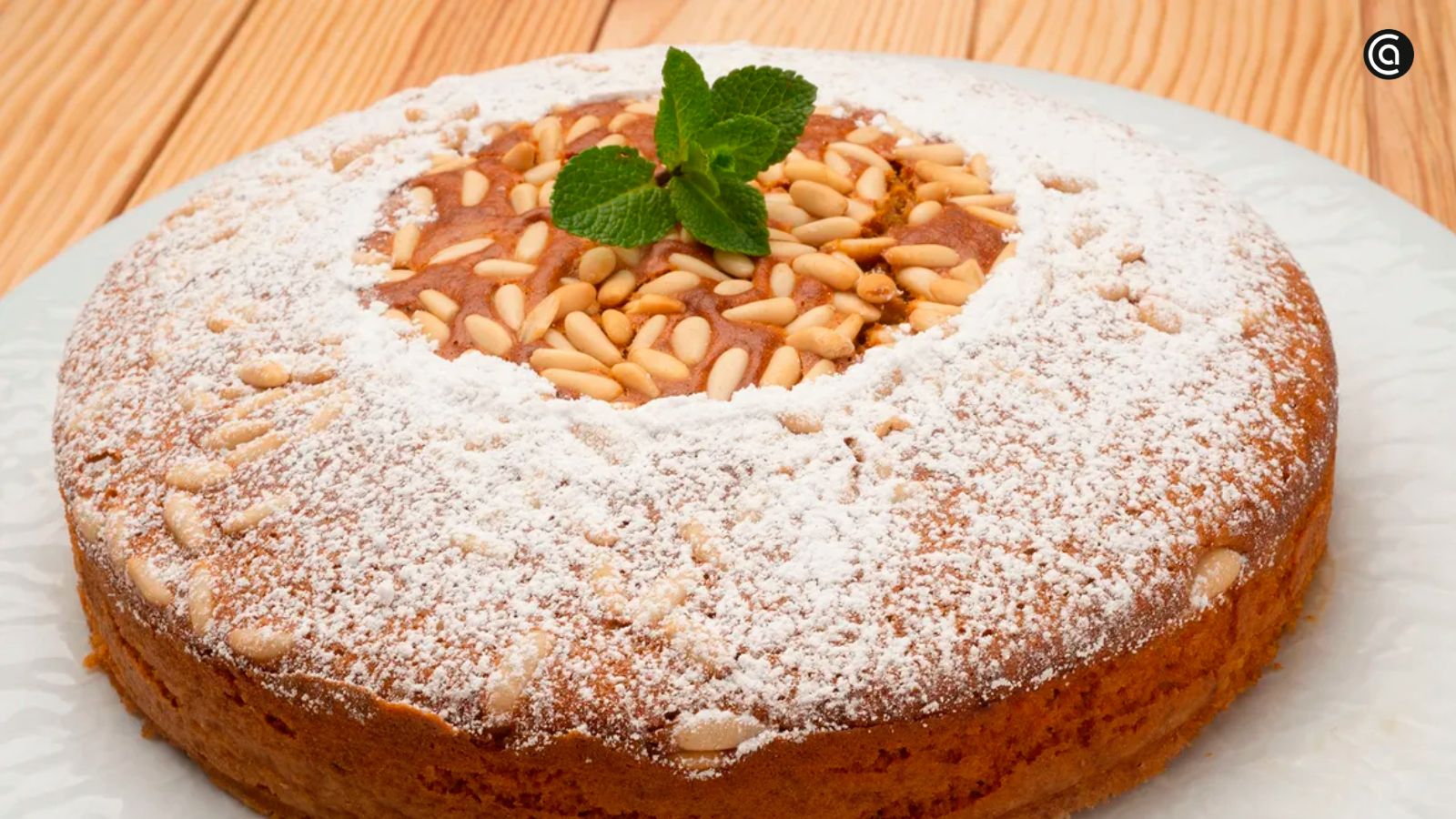 Esponjoso, aromático y con el toque crujiente de los piñones tostados.