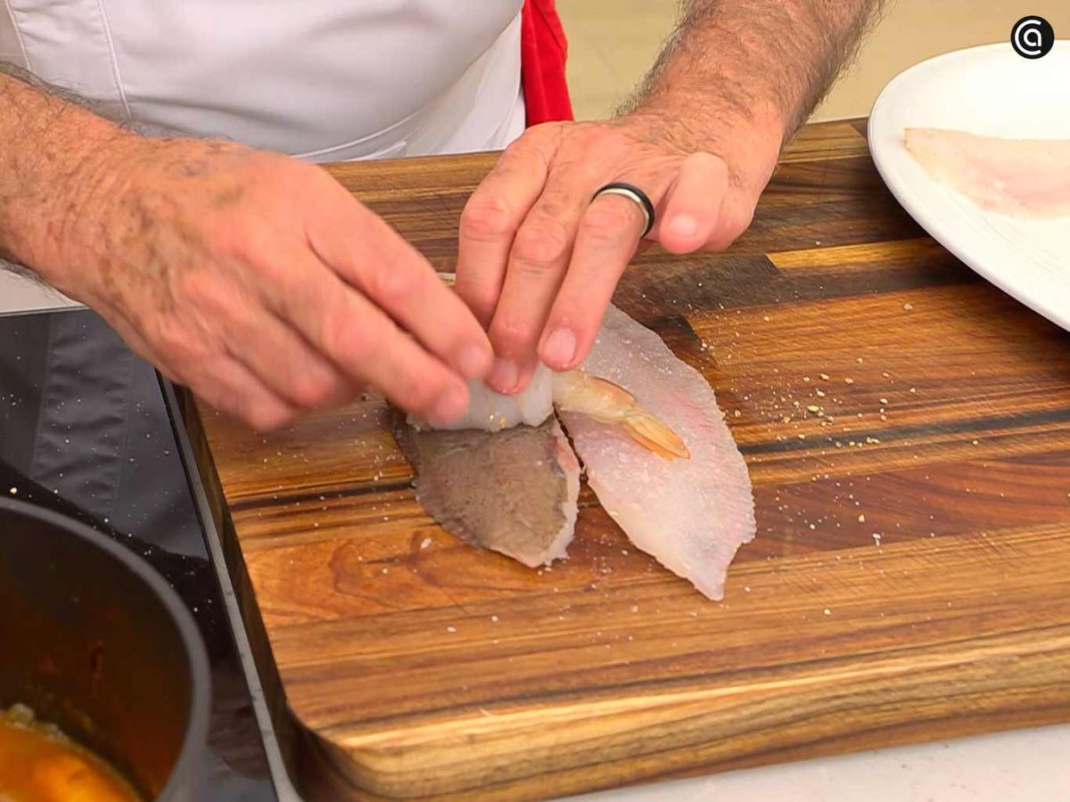 Enrolla los langostinos con filetes de gallo