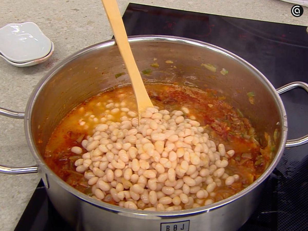 Agrega las alubias cocidas a la cazuela de las hortalizas