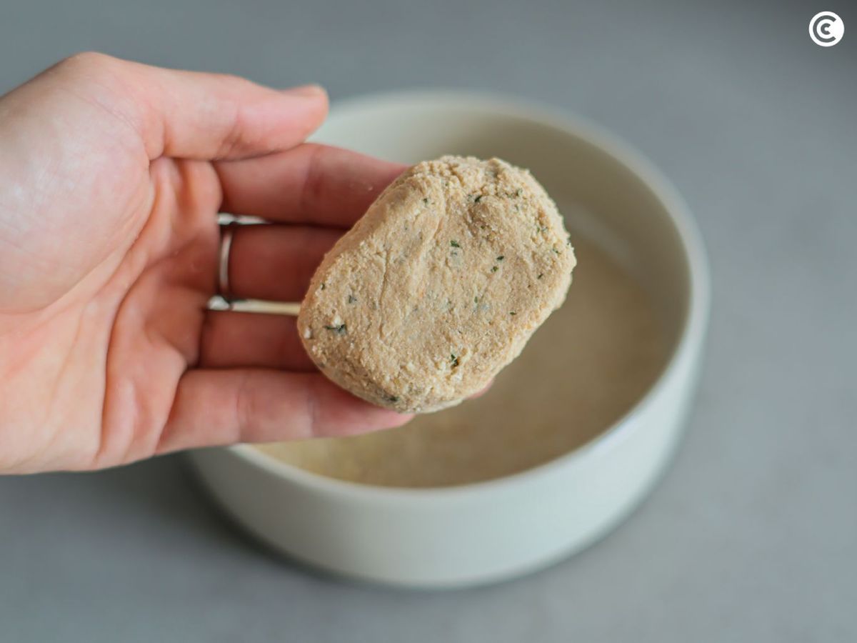 Dar forma a los nuggets veganos