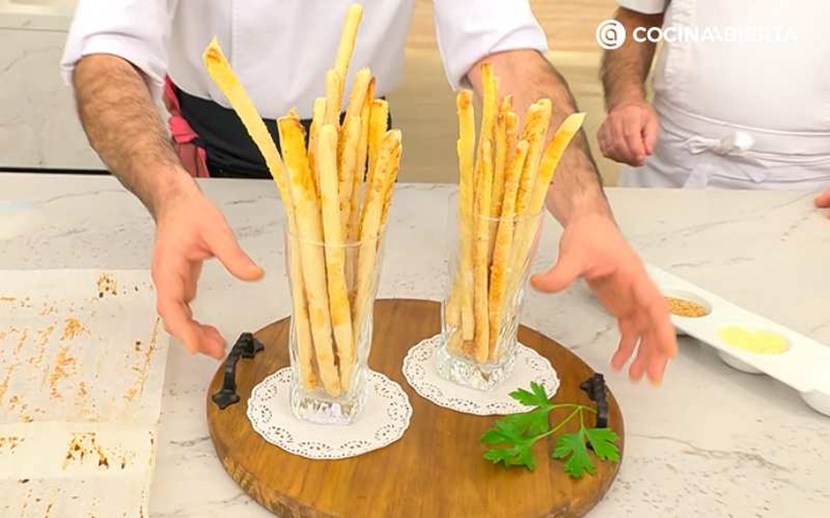 Sirve los grisines en vasos