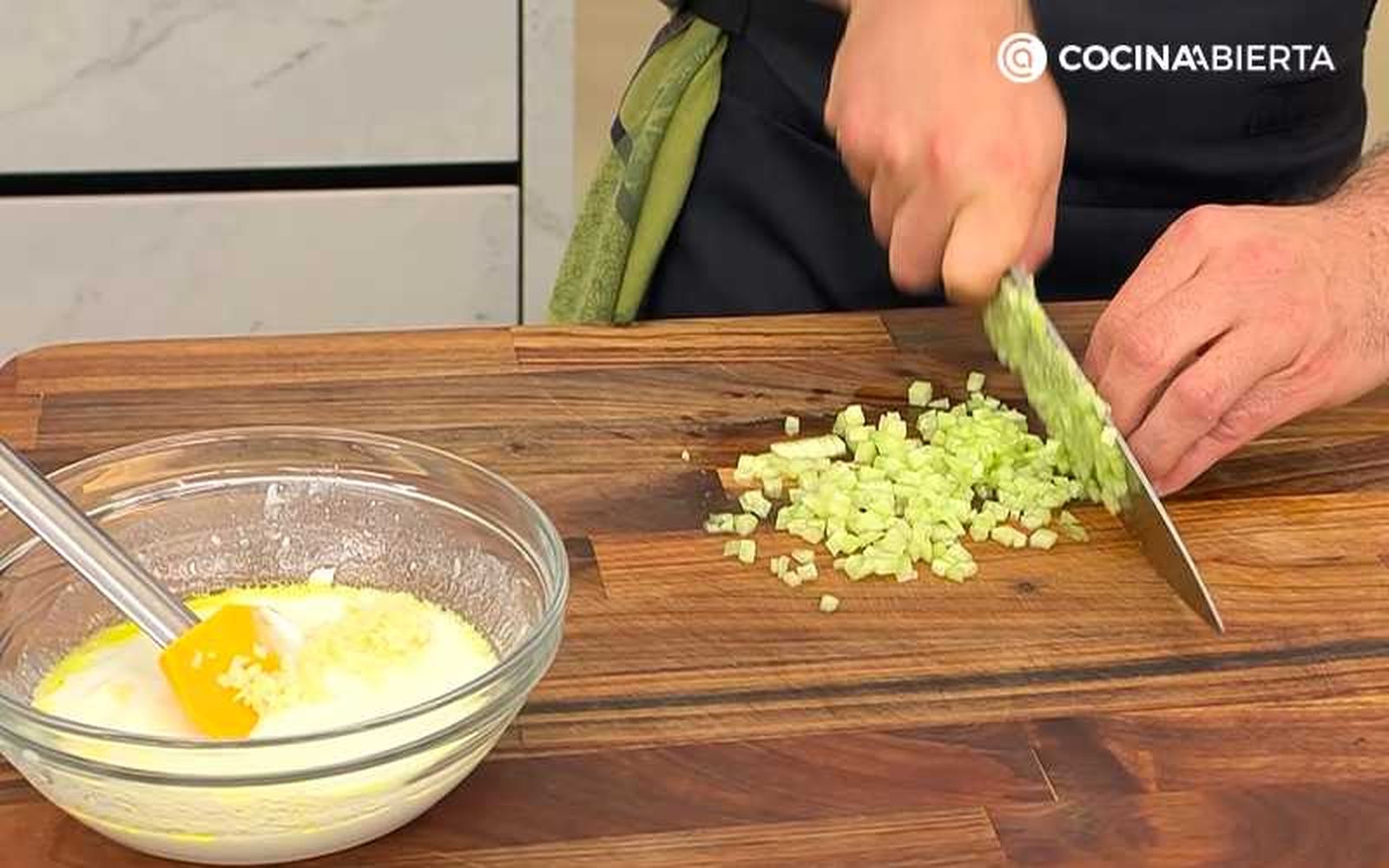 Corta el pepino en daditos pequeños Corta el pepino en daditos pequeños