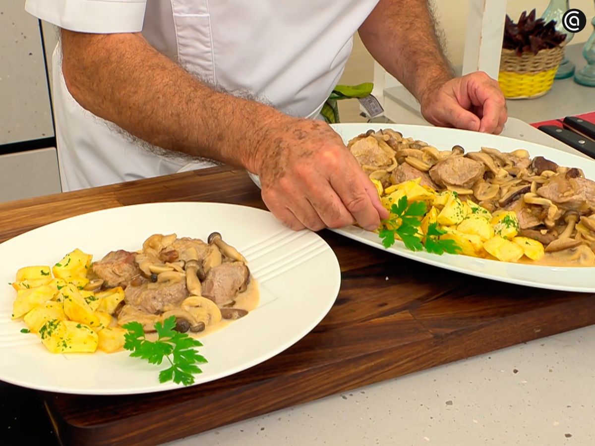 Acompaña el solomillo de cerdo a la sidra con setas y pasas con patatas fritas