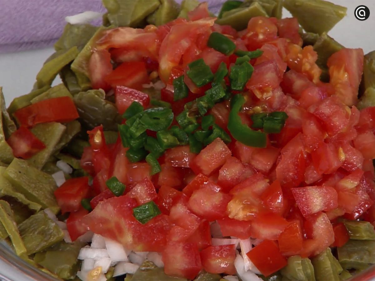 Agrega los nopales, el queso fresco y el aguacate