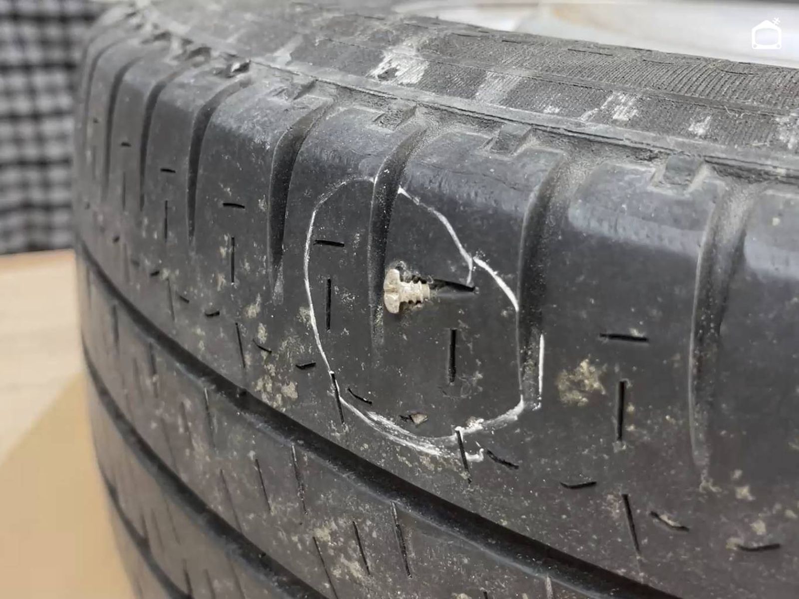 Rueda del coche con un pinchazo.