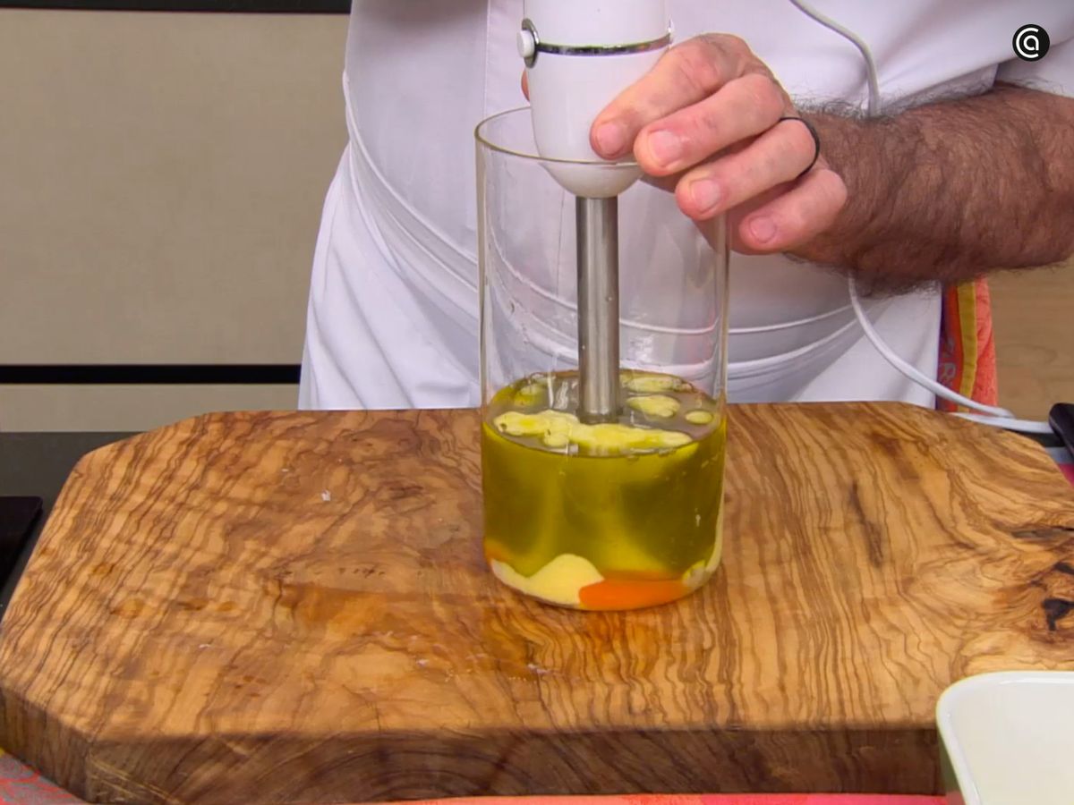 Tritura hasta que se emulsionen los ingredientes