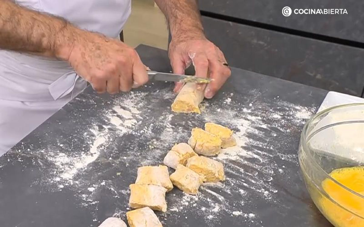 Se alarga la masa para poder cortarla en los trozos que se convertirán en las croquetas