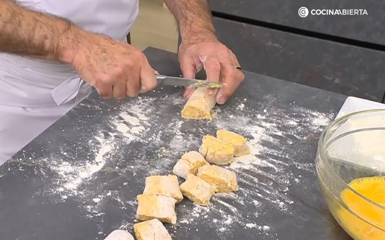 Se alarga la masa para poder cortarla en los trozos que se convertirán en las croquetas Se alarga la masa para poder cortarla en los trozos que se convertirán en las croquetas