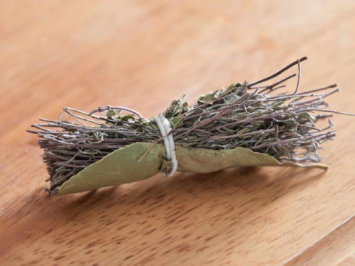 Puedes preparar un bouquet garni con hierbas frescas o secas