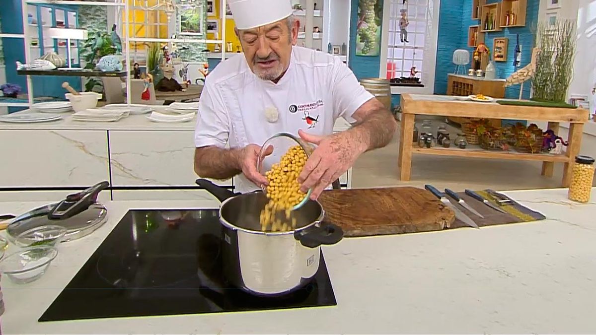 KARL66580320 calamares con garbanzos receta karlos arguinano paso1