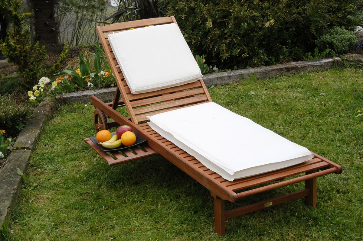 Mantenimiento de una tumbona de madera de teca