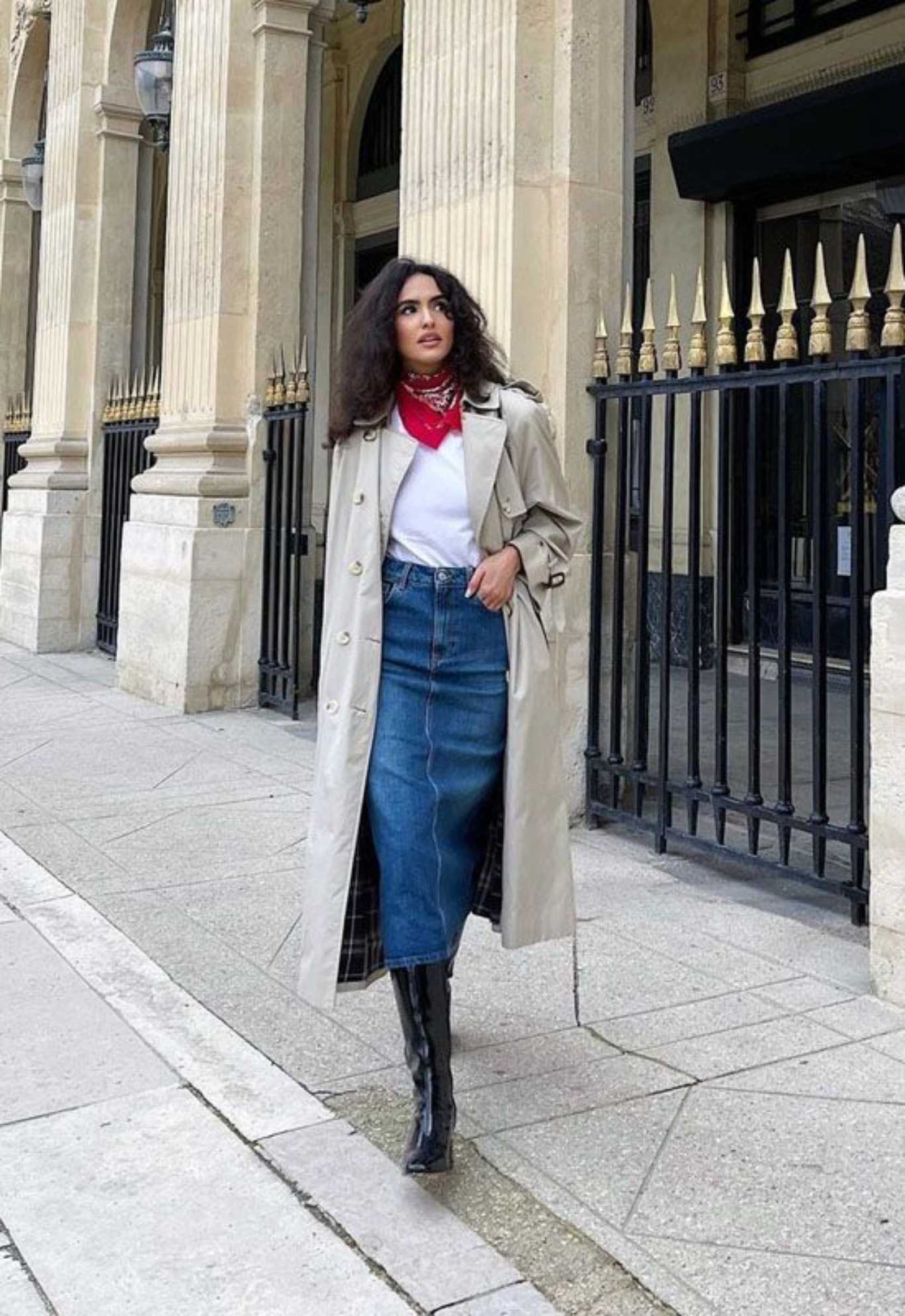 Falda vaquera larga con gabardina. Falda vaquera larga con gabardina.