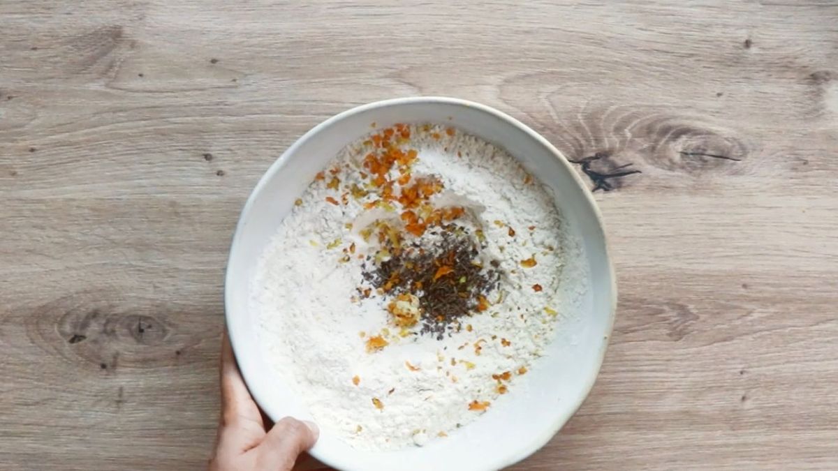 Mezclar ingredientes de los pestiños