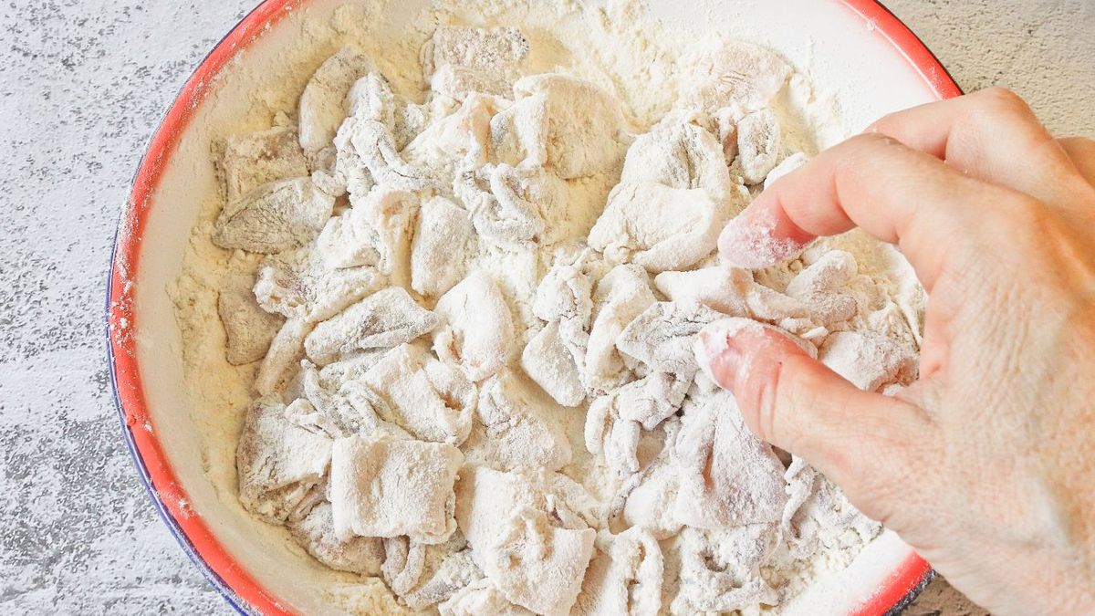 Agregar harina a los chipirones