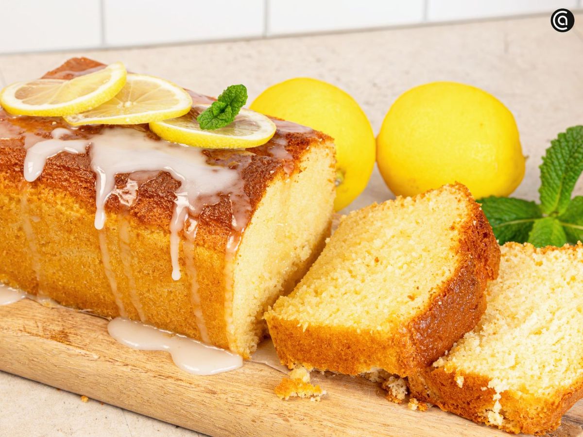 Vierte por encima una mezcla de azúcar glas con zumo de limón