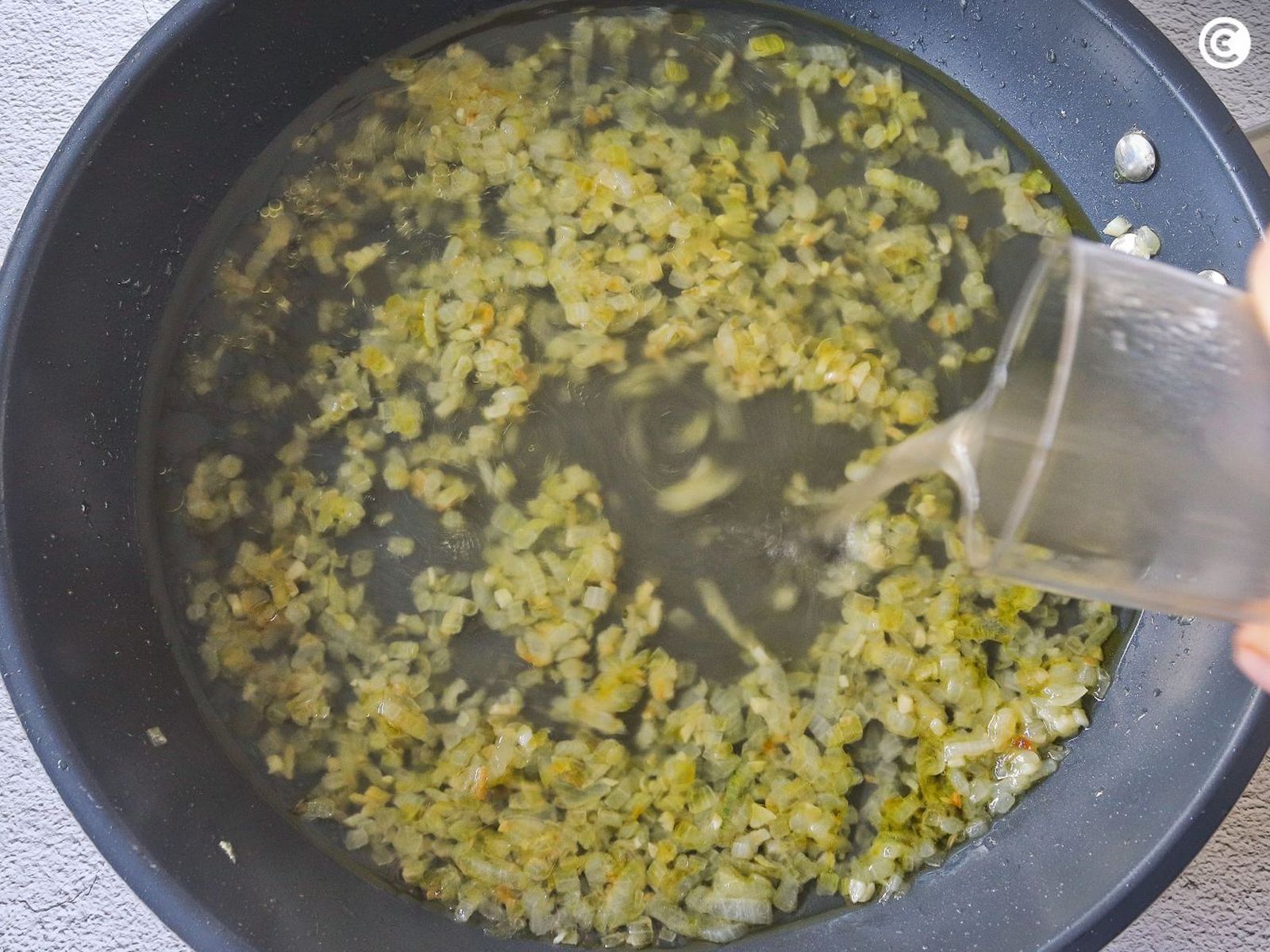 Agregar el caldo a la salsa verde para el rape