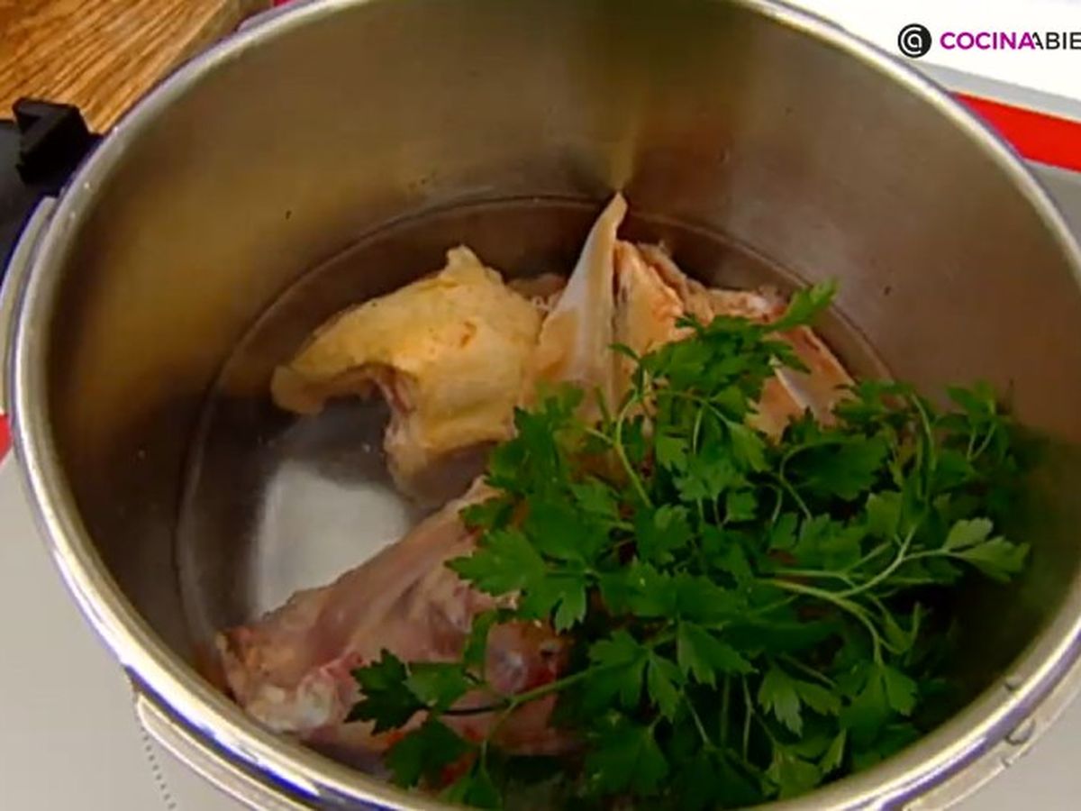 Arguiñano incorpora esqueletos de pollo al caldo para darle más sabor