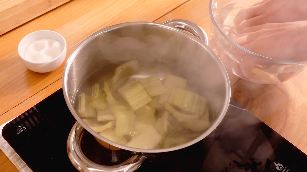 Cocina el cardo en agua hirviendo con sal durante 20 minutos para resaltar su sabor antes de añadirlo al caldo