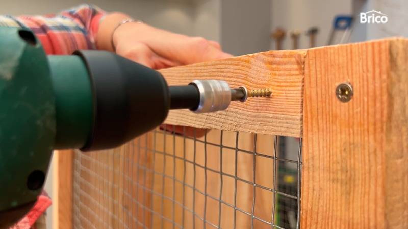 Persona fijando un tirafondo en madera Persona fijando un tirafondo en madera