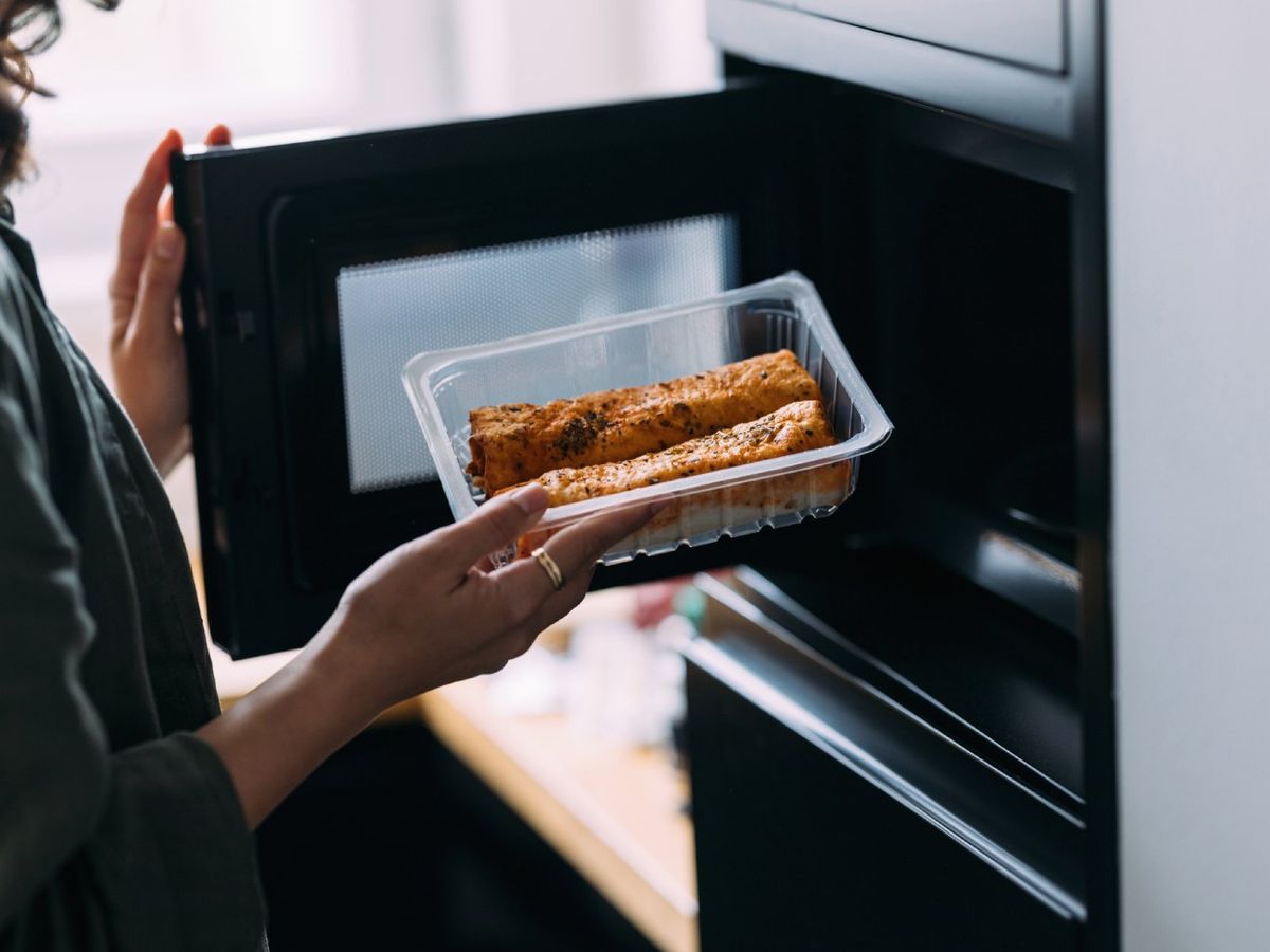 No todos los plásticos soportan el calor; deben llevar el símbolo 'apto para microondas'
