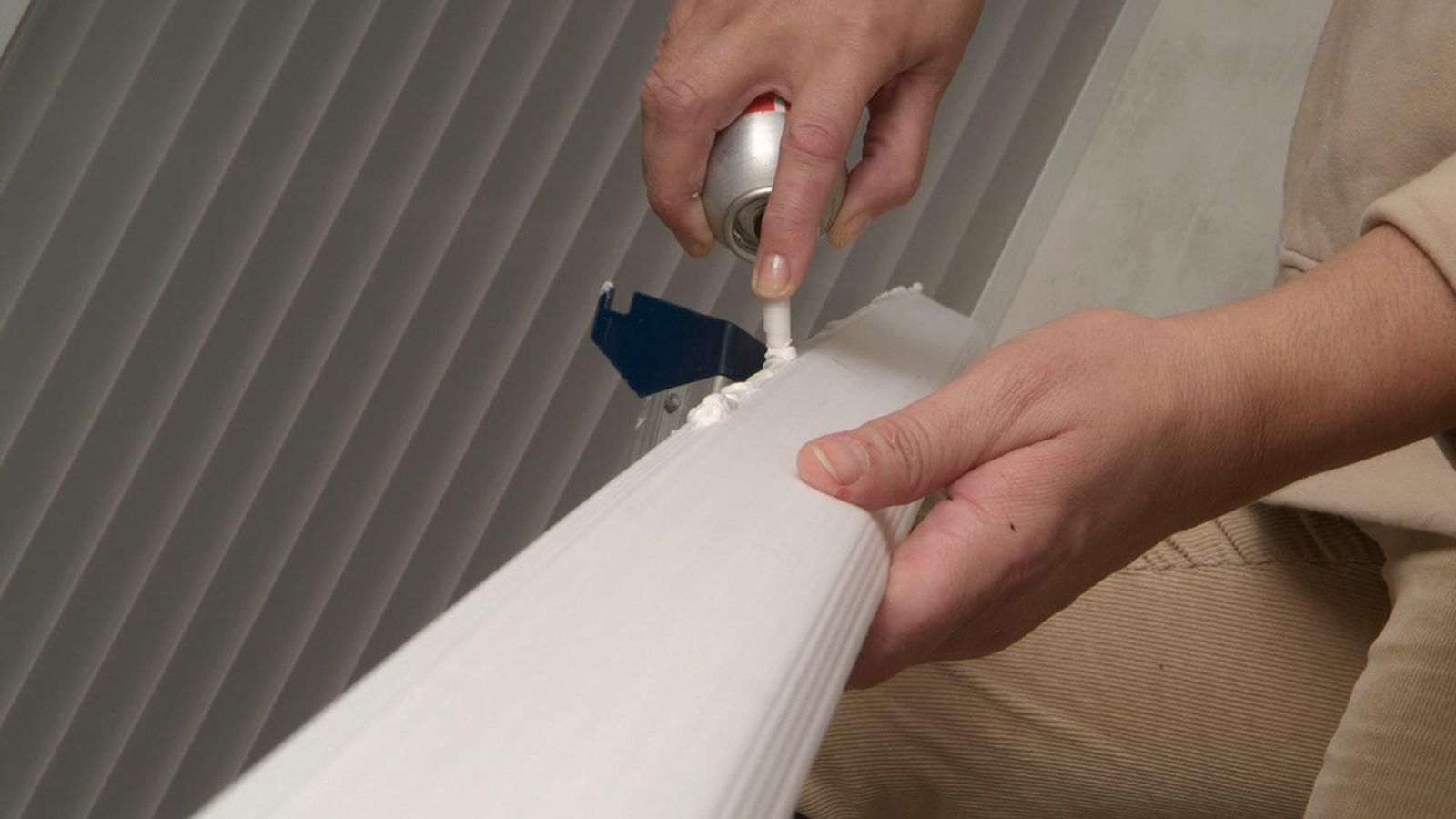 Instalación de cornisa en techo de yeso laminado paso 8 Instalación de cornisa en techo de yeso laminado paso 8