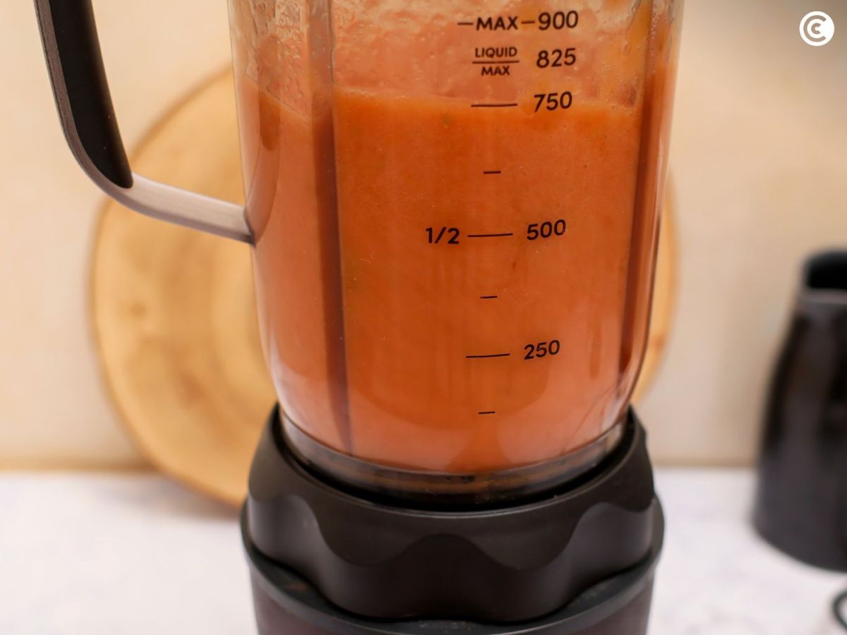 Triturar los ingredientes para el zumo de tomate