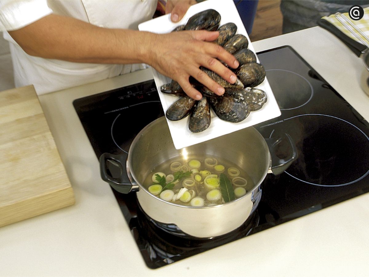 Añade el puerro y los mejillones a una cazuela