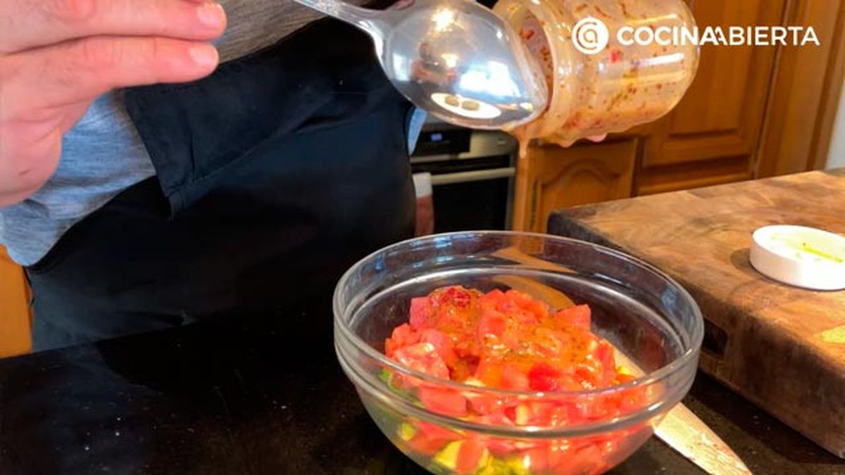 ensalada de aguacate tomate y ventresca receta joseba arguinano desde casa paso5