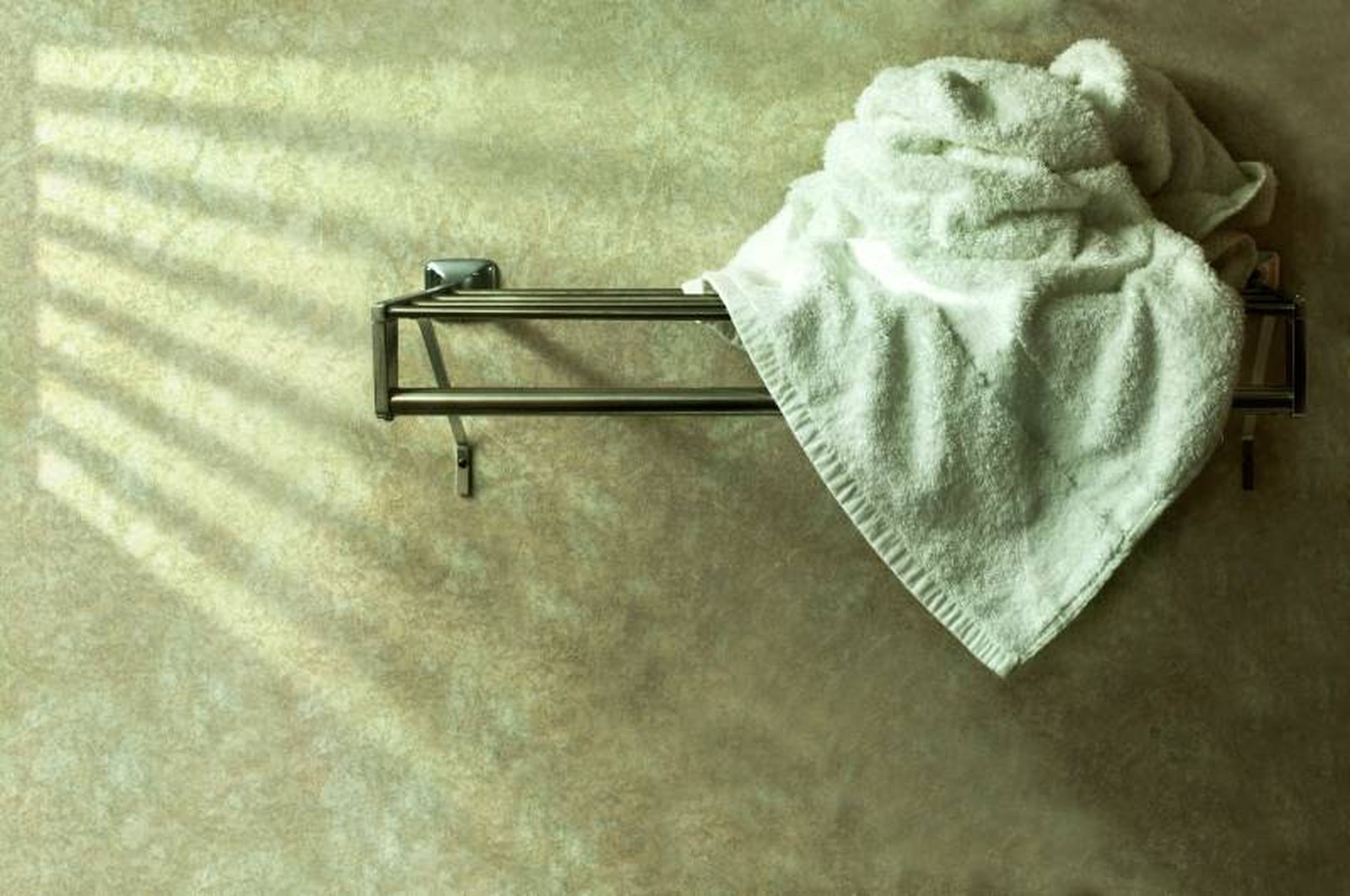 Transforma una toalla vieja en una práctica bolsa para el gimnasio o la playa. Transforma una toalla vieja en una práctica bolsa para el gimnasio o la playa.