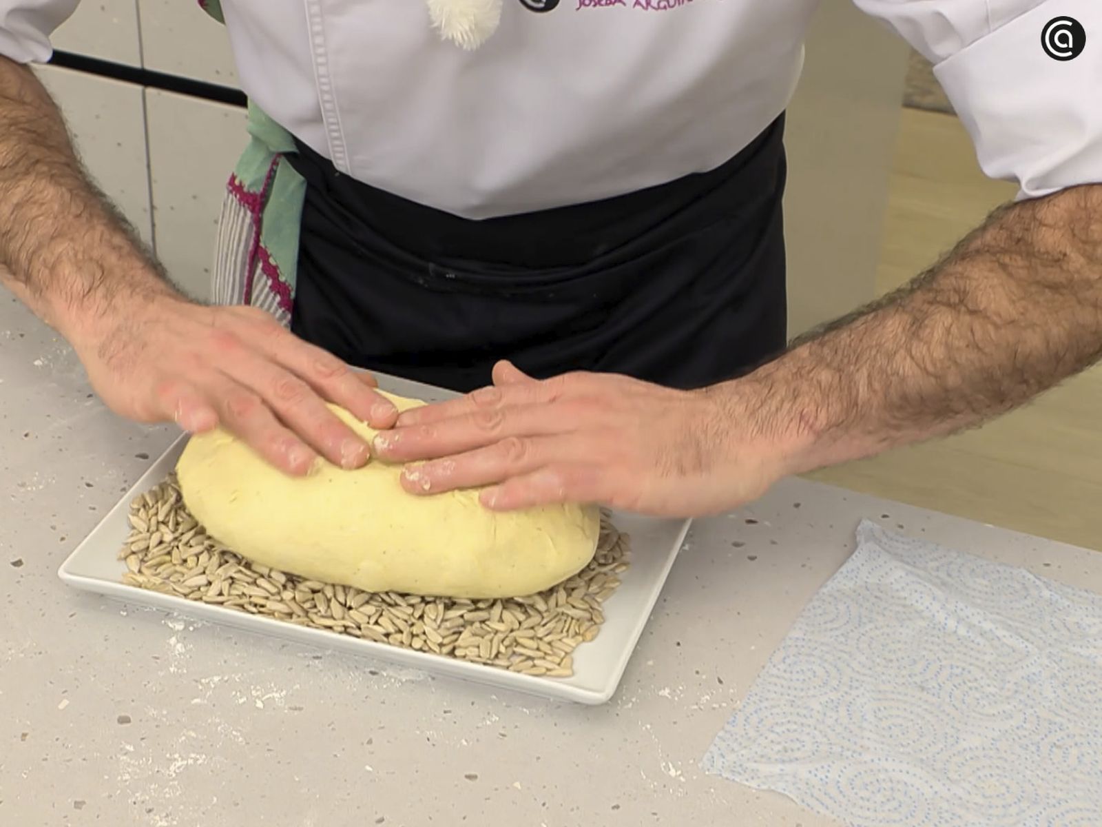 Cubre la hogaza con pipas de girasol
