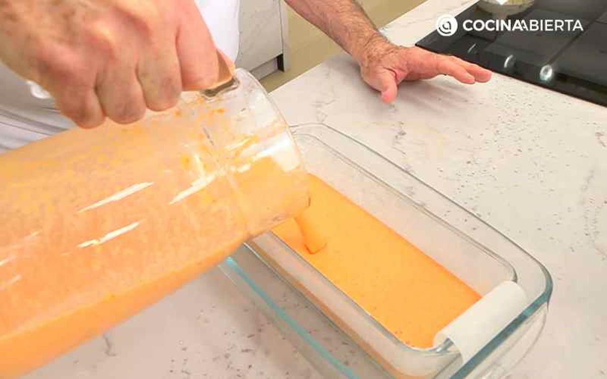 Vierte la mezcla del pastel dentro y hornea