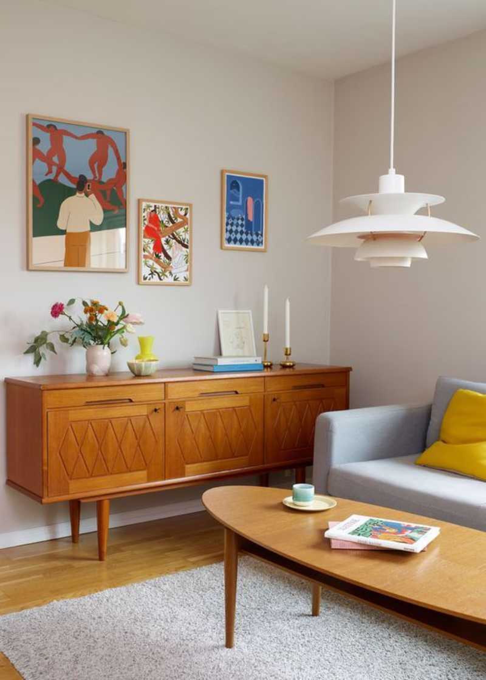 Salón de estilo mid century modern colorido y alegre. Salón de estilo mid century modern colorido y alegre.