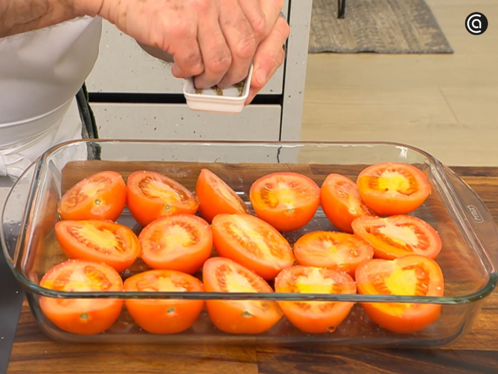 Los tomates se asan en el horno para concentrar su sabor y su jugo.