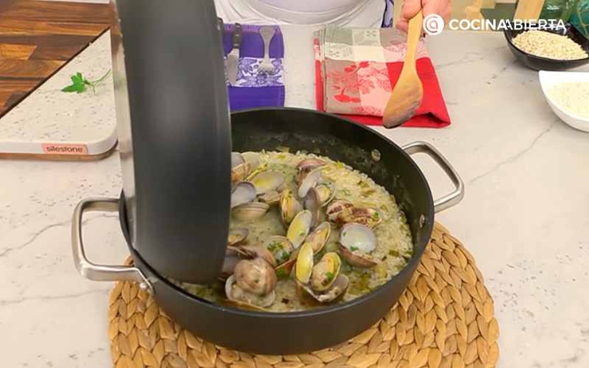 Incorpora las almejas en la cazuela
