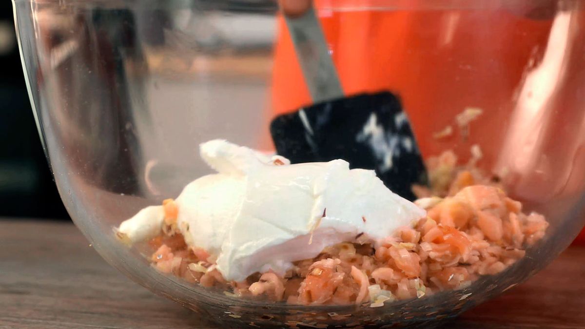 Reecta de empanadillas de salmón ahumado y queso con cebolla caramelizada  paso 4