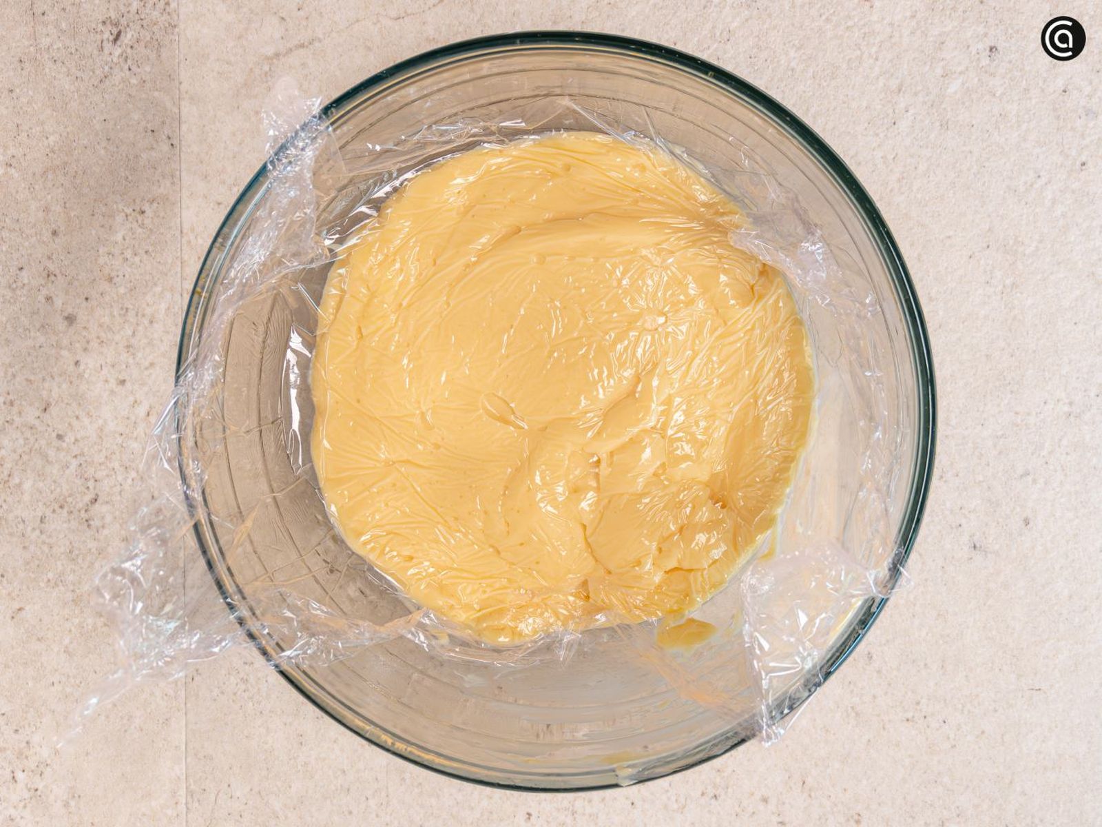 Cubre con film la crema pastelera